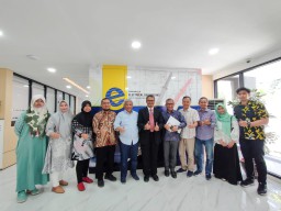 Ayah dan Anak Kompak Lulus Bersama di ITS