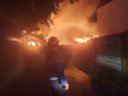 Gudang Botol di Bekasi Ludes Terbakar, Kerugian Capai Rp15 Miliar