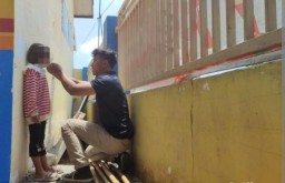 Bupati Gresik Tanggung Biaya Pengobatan Siswi Korban Colok Tusuk Bakso