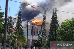 Massa Demo Bakar Kantor DPRD dan Bupati Pohuwato