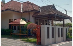 Baca juga : Memalukan, Bupati Blitar Sewakan Rumahnya Untuk Rumdis Wabup Senilai Rp490 Juta Dibayar APBD