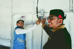 Rumah 357 Warga Tidak Mampu di Jawa Timur Teraliri Listrik Gratis, Bupati Sumenep: I Love You PLN