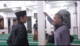 Baca juga : Seorang Pria Murka Gegara Main Musik Rebana Dalam Masjid di Surabaya