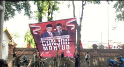 Satpol PP Copot Baliho Ganjar-Mahfud MD di Bali, Jelang Kedatangan Presiden Jokowi