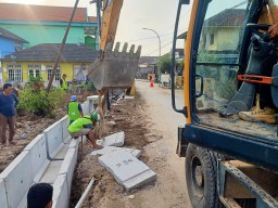 Tak Profesional, Warga Protes Proyek Jalan Poros Tengah Pulau Bawean 