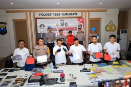 Polrestabes Surabaya Tangkap Tersangka Pencurian Spesialis Pecah Kaca Mobil