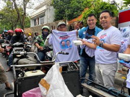 Bagikan Kaos dan Nasi Kotak Gratis, Cara Tim Prabowo-Gibran Gaet Pemilih di Jatim