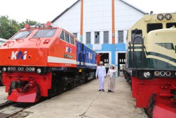 1 Abad Depo Sidotopo, Daop 8 Hadirkan Lokomotif Livery Vintage Merah dan Biru