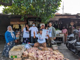 Warga Antusias Berebut Nasi Kotak dari TKD Jatim Prabowo-Gibran