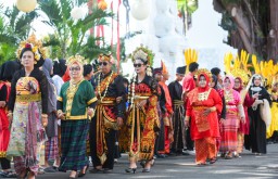 Teguhkan Keragaman, Upacara Hari Jadi Banyuwangi Diwarnai Busana Khas Suku Nusantara