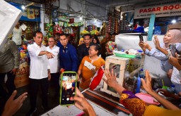 Presiden Jokowi Tinjau Harga Sembako di Pasar Tradisional Bnayuwangi