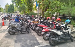 Soal PAD Bocor, Bukti Eri Cahyadi Tak Mampu Kendalikan Parkir Liar di Surabaya