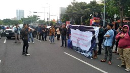 Persatuan Santri Jatim Demo Laporkan Zulhas ke Polda Jatim Atas Penistaan Agama