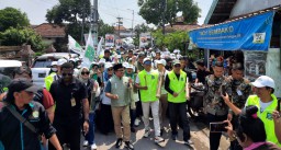 Cak Imin Pukul Kentongan Patrol Desa di Sidoarjo Untuk Waspada Maling Suara