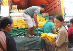 Warga Banyuwangi Antusias Berburu Sembako di Operasi Pasar Murah
