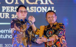 Pj Gubernur Jatim Terima PWI Jatim Award 2024 Dinilai Sukses Jaga Kondusifitas Pemilu 2024