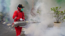 Embarkasi Surabaya Disemprot Fogging Demi Kenyamanan Jemaah Haji