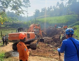 Dua Orang Ditemukan Meninggal Akibat Longsor di Blitar