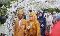 330 Pasangan di Surabaya Rayakan Nikah Massal di Balaikota