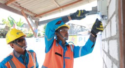 Peringati HUT RI ke-79, PLN Sambung Listrik Gratis 155 Warga Tak Mampu di Jatim