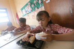 Pemkot Surabaya Tunggu Arahan Pusat Setelah Selesaikan Uji Coba Makan Gratis di Sekolah