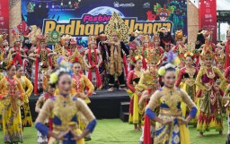 Tari Kolosal Gandrung Sewu Banyuwangi Awali Festival Padang Ulanan