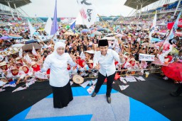 Khofifah-Emil Pamer Prestasi Pada Kampanye Akbar di Jember