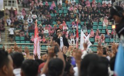 Denny Caknan Hibur Pendukung dan Relawan Khofifah-Emil Pada Kampanye Akbar di Jember