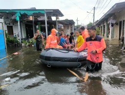 208 Orang di Tiga Daerah di Jatim Terpaksa Mengungsi Akibat Rumah Terendam Banjir