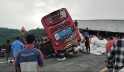 Kecelakaan Maut di Tol Pandaan: Bus Pelajar Tabrak Truk yang Berhenti Mendadak