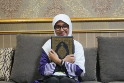 Haji Termuda Embarkasi Surabaya, Gadis Asal Gresik Ini Wujudkan Impian Sang Ayah yang Telah Tiada