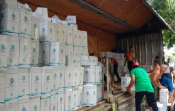 3.000 Kardus Air Zamzam Tiba di Embarkasi Surabaya, Dibagikan Saat Pemulangan