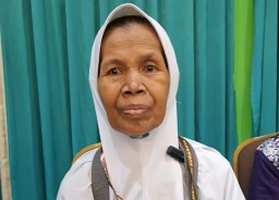 Gerobak Jamu Antar Nenek Diyem ke Baitullah Setelah 55 Tahun Jualan