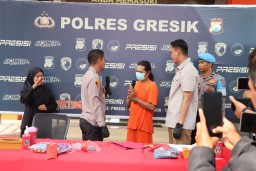 Baca juga : Ditinggal Ibunya Hadiri Wisuda, Gadis Gresik Diperkosa Ayah Tiri Tiga Kali dalam Tiga Jam