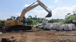 Proyek Rp15,6 Miliar Dimulai, Khofifah Pastikan Spillway Baru Mampu Pulihkan Pertanian Jember