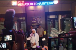 8 Jam Diperiksa KPK, Khofifah Klaim Penyaluran Dana Hibah Tak Menyimpang