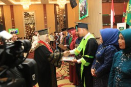 Berprestasi di Bidang Olahraga, Dua Peserta Wisuda Dapat Penghargaan Dari Rektor UISU