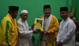 Ulama Tuban Kalungkan Surban ke Ketua Golkar Jatim: Doa dan Restu untuk Musda Damai dan Solid