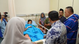 Tunjukkan Kepedulian: Demokrat Jatim Jenguk dan Santuni Santri Korban Tragedi Ponpes Al Khoziny