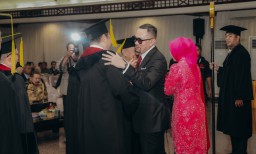 Comeback Ahmad Sahroni: Diserbu Emak-Emak Saat Wisuda Gelar Doktor Ilmu Hukum