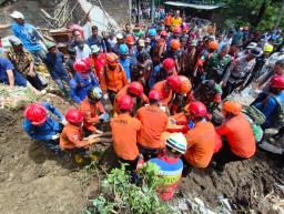 Longsor Trenggalek: Empat Korban Ditemukan Meninggal dan Satu Selamat
