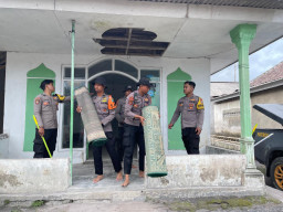 Polisi Bersihkan Musala Terdampak Erupsi Semeru, Agar Warga Bisa Kembali Beribadah