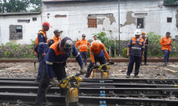 Hadapi Cuaca Ekstrem Nataru, KAI Daop 8 Surabaya Perkuat Kesiapsiagaan Jalur Kereta dan Petugas