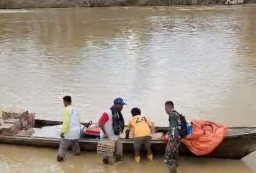 Petugas Menembus Sungai Penuh Buaya Demi Salurkan Bantuan Warga Sekumur Tamiang Aceh