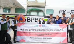 Khofifah Pastikan OMC Jadi Benteng Jatim, Modifikasi Cuaca Dikebut Jelang Puncak Musim Hujan