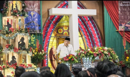 Dari Gereja ke Aksi Kemanusiaan: Pesan Persatuan Eri Cahyadi Pada Malam Natal Surabaya