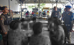 Satpol PP Surabaya Tertibkan Pelajar Nongkrong di Warkop Saat Jam Sekolah