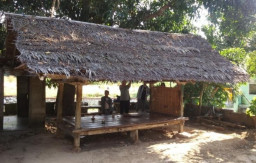 Baca juga : Dhurung Bawean dalam Perspektif Ekokultural: Model Lumbung Pangan Berbasis Kearifan Lokal