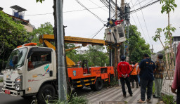 Pemkot Surabaya Bongkar Kabel Fiber Optik Ilegal yang Semrawut