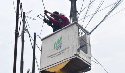 Pemkot Surabaya Sikat Kabel FO Ilegal, 18 Tiang Tanpa Izin Dicopot